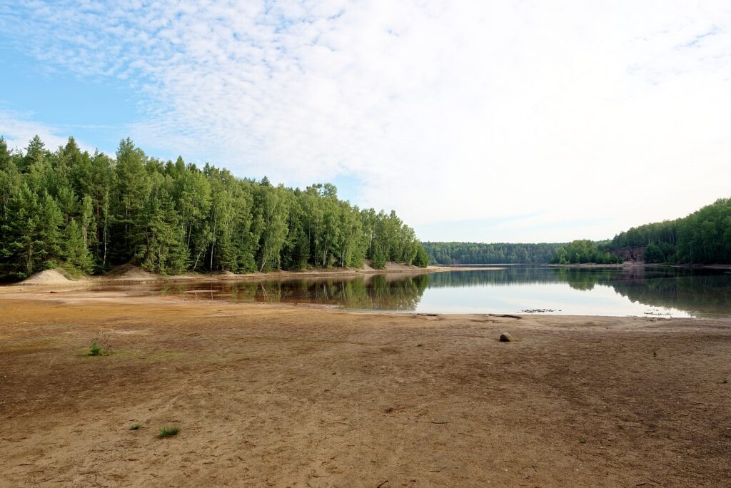 Łęknica jest rozpoznawalna wśród polskich turystów głównie jako miejscowość, w której znajduje się Park Mużakowski – wpisany na listę światowego dziedzictwa UNESCO ogród spacerowy w stylu angielskim. Kilka kilometrów na wschód od tego miejsca rozciąga się jednak inny obszar o dużych walorach krajobrazowych – geopark Łuk Mużakowa. Jego wyjątkowość podbijają liczne ślady po działalności przemysłowej człowieka.