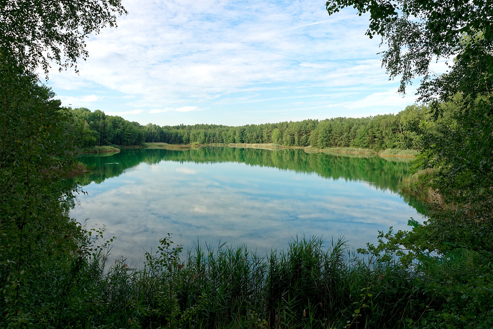 Łęknica jest rozpoznawalna wśród polskich turystów głównie jako miejscowość, w której znajduje się Park Mużakowski – wpisany na listę światowego dziedzictwa UNESCO ogród spacerowy w stylu angielskim. Kilka kilometrów na wschód od tego miejsca rozciąga się jednak inny obszar o dużych walorach krajobrazowych – geopark Łuk Mużakowa. Jego wyjątkowość podbijają liczne ślady po działalności przemysłowej człowieka.