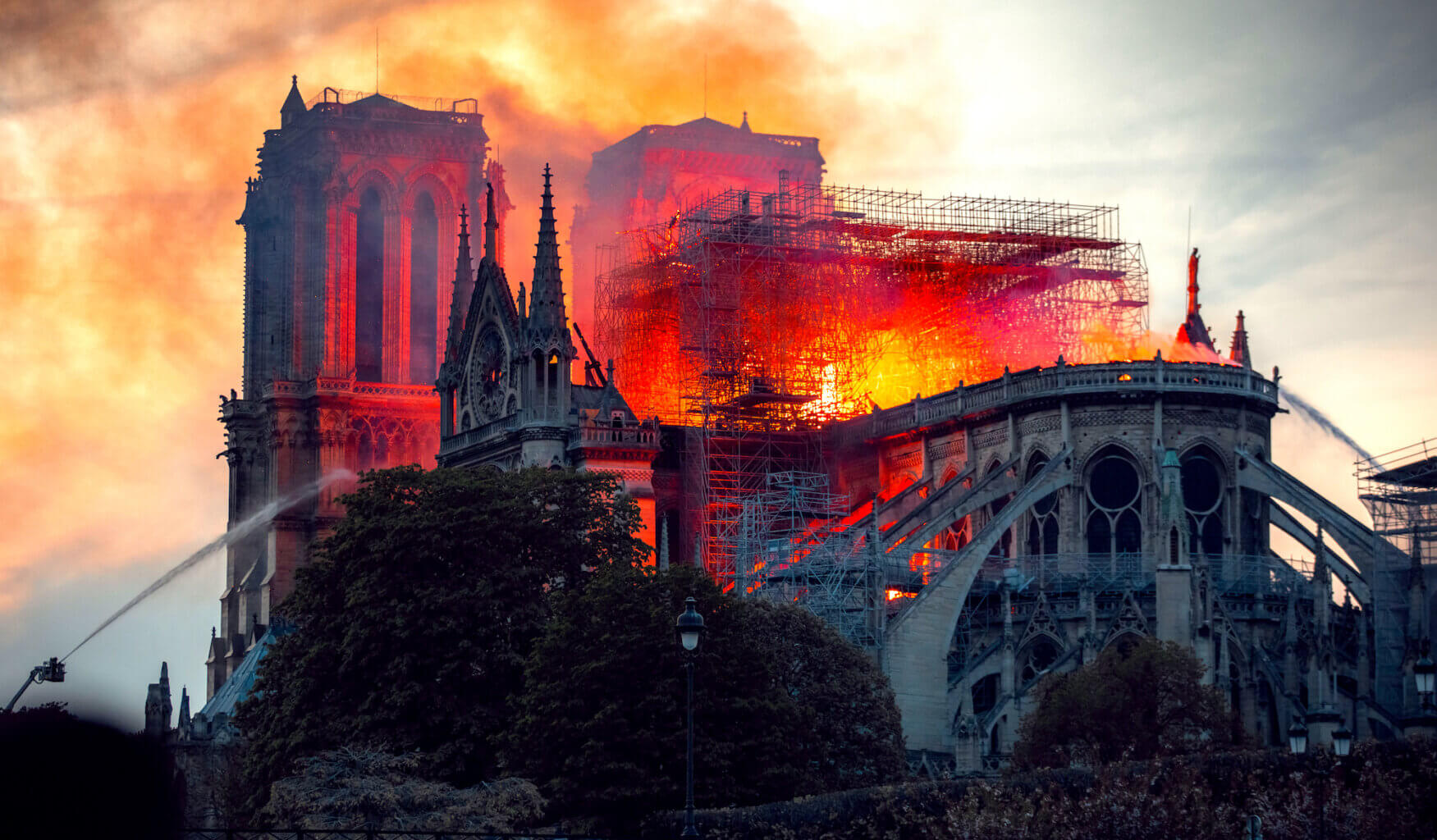 W Luwrze rozpoczęła się właśnie wystawa „Le trésor de Notre-Dame de Paris. Des origines à Viollet-le-Duc”, poświęcona skarbcowi paryskiej katedry Notre Dame. Manuskrypty, relikwiarze i przedmioty liturgiczne zostały uratowane z pożaru katedry, który wybuchł 15 kwietnia 2019 r., ponieważ przechowywane były w zakrystii, której nie strawił ogień.