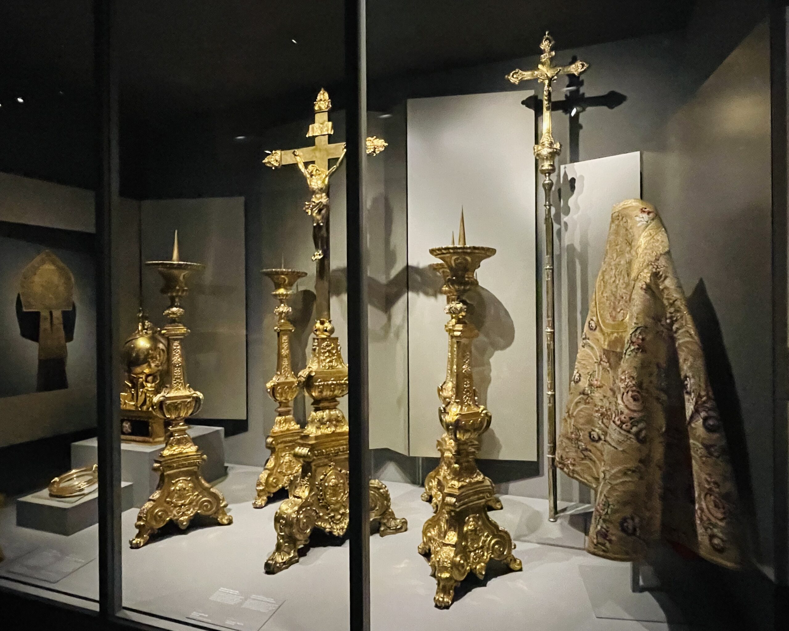 W Luwrze trwa wystawa poświęcona historii skarbca paryskiej katedry, od średniowiecza, poprzez zniszczenia podczas rewolucji francuskiej, po przywrócenie mu świetności przez Viollet-le-Duca w XIX wieku. 