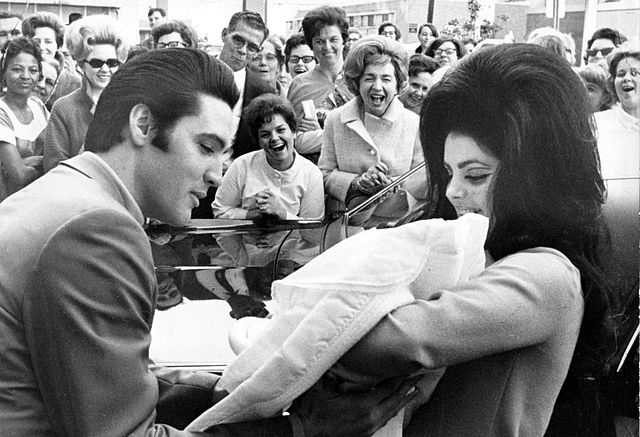 Zawsze postrzegaliśmy Priscillę Presley jako symbol amerykańskiej doskonałości, ale nie mieliśmy pojęcia, z czym się zmagała – podkreśla Sofia Coppola, której film o słodko-gorzkim życiu żony gwiazdora zadebiutuje w piątek 9 lutego 2024 w kinach. A już 14 lutego ukaże się w Polsce książka „Priscilla. Elvis i ja”.