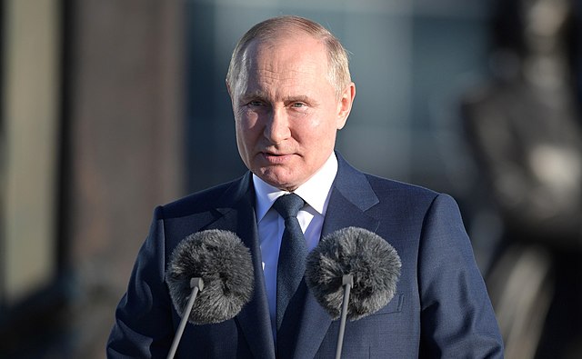 „Pełnokrwista, bezkompromisowa biografia Władimira Putina rozgrywająca się na przestrzeni 60 lat