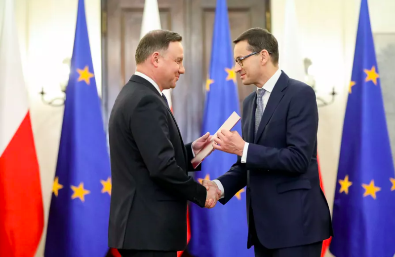 Były premier Mateusz Morawiecki jest najczęściej wskazywany jako osoba, która mogłaby zastąpić Jarosława Kaczyńskiego na fotelu prezesa PiS. Drugi w kolejności jest prezydent Andrzej Duda, a trzeci b. minister edukacji Przemysław Czarnek – wynika z sondażu IBRiS dla Radia Zet.