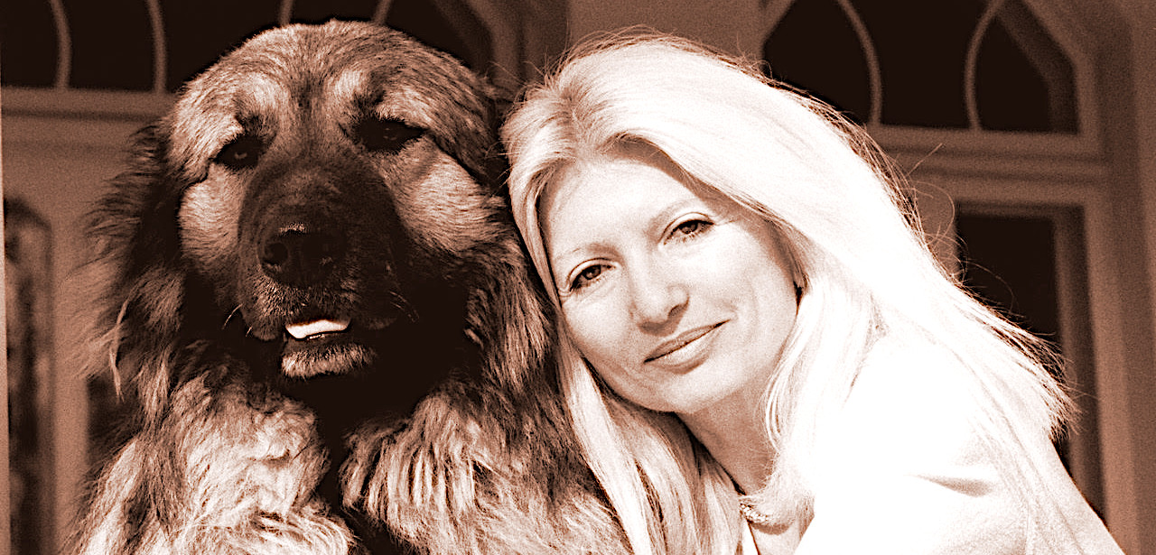 Małgorzata Niezabitowska z psem Alkiem
