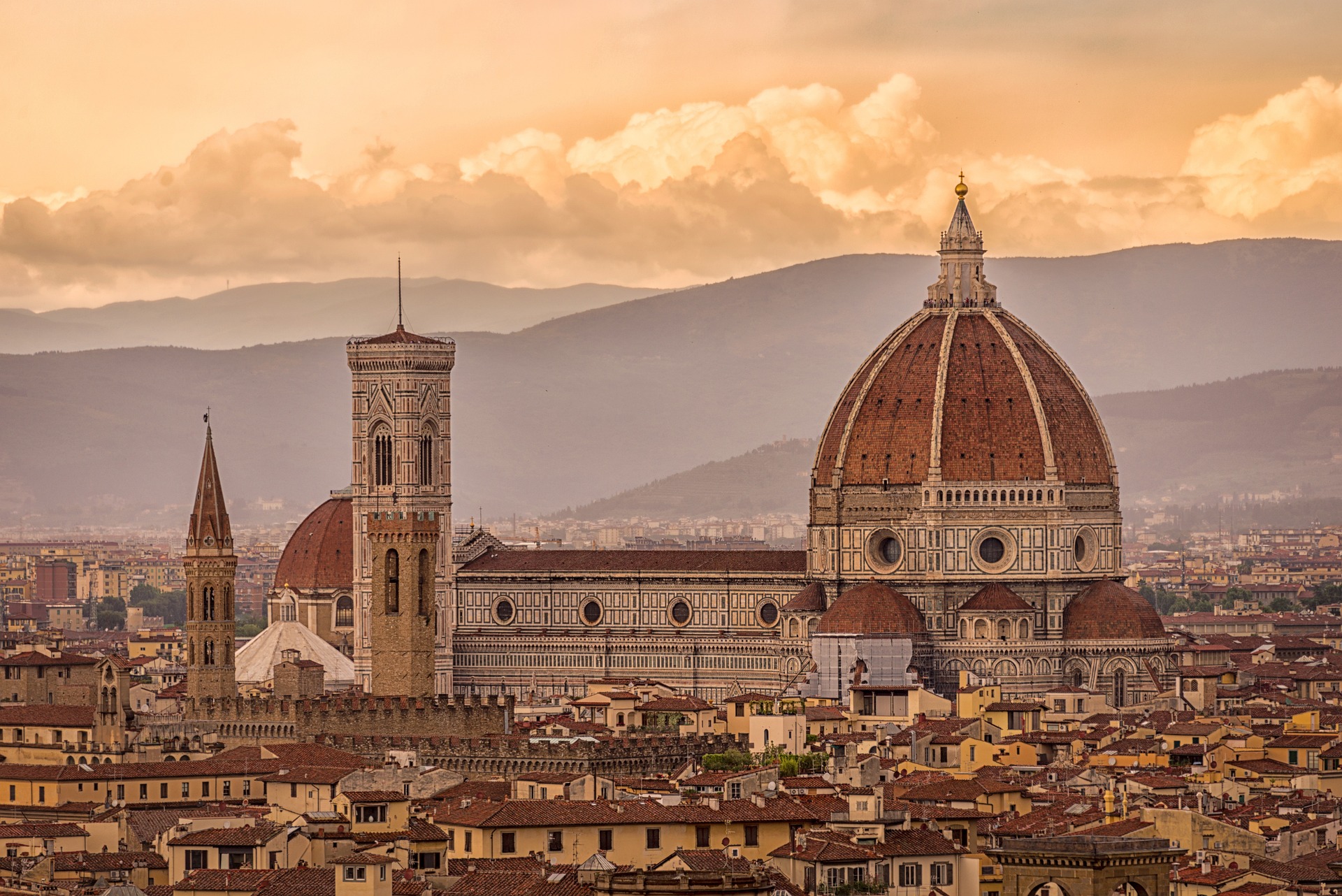Florencja to miasto, w którym oddycha się pięknem. Jest jednym z tych miejsc na mapie Europy, które każdy powinien odwiedzić przynajmniej raz. Pośród niezliczonych dzieł sztuki, czarujących ulic oraz imponujących placów i obiektów, kilka wysuwa się na pierwszy plan.  Przedstawiamy 10 miejsc we Florencji, które trzeba zobaczyć, będąc w stolicy Toskanii. 