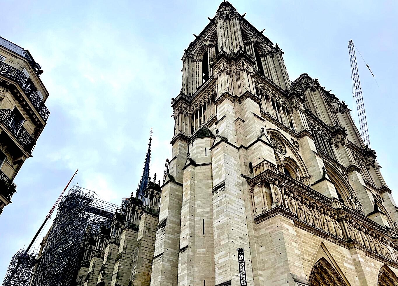 prace renowacyjne w katedrze Notre-Dame