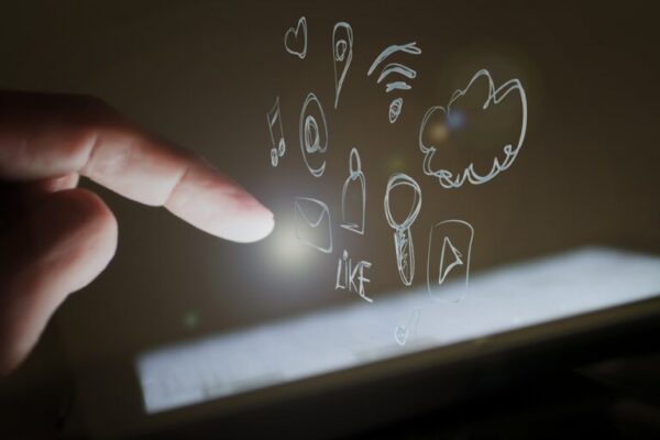 Sposób, w jaki korzystamy z telefonu, może wiele powiedzieć o naszych emocjach i relacjach z innymi. W świecie nieustannej łączności style przywiązania przenoszą się do przestrzeni cyfrowej i wpływają na to, jak budujemy bliskość.