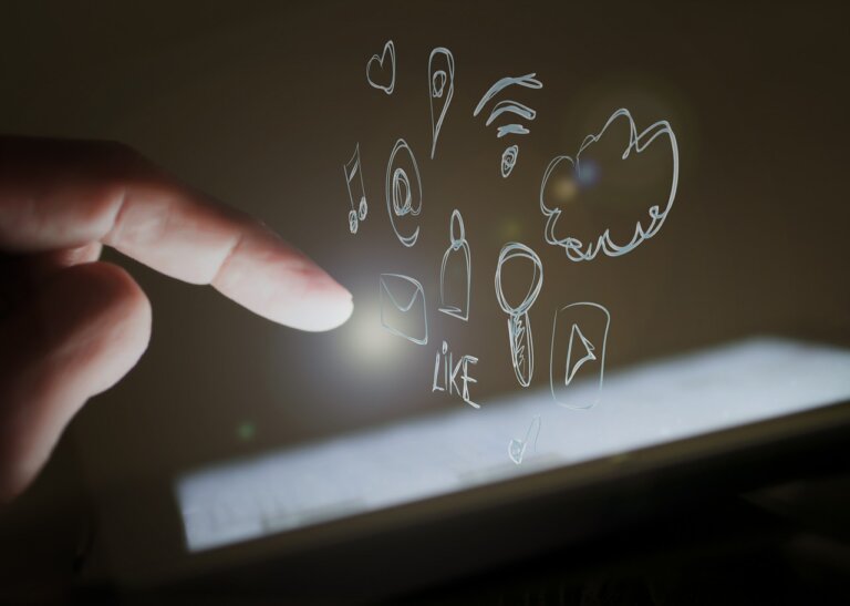 Sposób, w jaki korzystamy z telefonu, może wiele powiedzieć o naszych emocjach i relacjach z innymi. W świecie nieustannej łączności style przywiązania przenoszą się do przestrzeni cyfrowej i wpływają na to, jak budujemy bliskość.