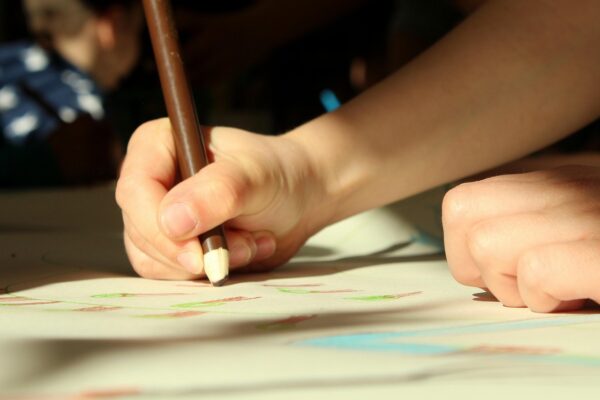 Coraz więcej dzieci zaczyna naukę pisania już w przedszkolu, choć badania wskazują, że kluczowe są wcześniejsze umiejętności, językowe, poznawcze i motoryczne a nie pisanie. Eksperci podkreślają, że pośpiech może przynieść więcej szkody niż pożytku, a fundamenty kształtują się jeszcze przed pierwszą napisaną literą.