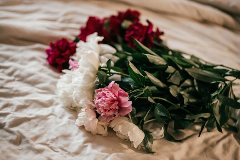 Wiosna to nie tylko zmiana pogody, ale też dobry moment na uporządkowanie swojej przestrzeni. Generalne porządki i odświeżenie wnętrza wpływają nie tylko na estetykę mieszkania, ale też na komfort codziennego życia. Jak przygotować mieszkanie na wiosnę? 